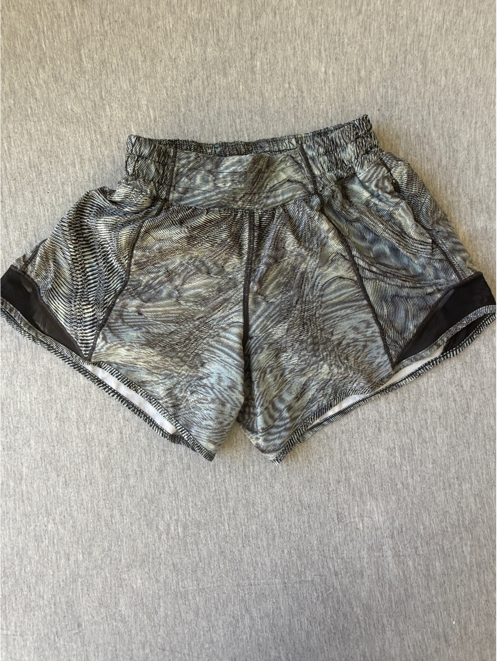 Lululemon Athletic Shorts size 2 Gray Black Pattern Size 2
